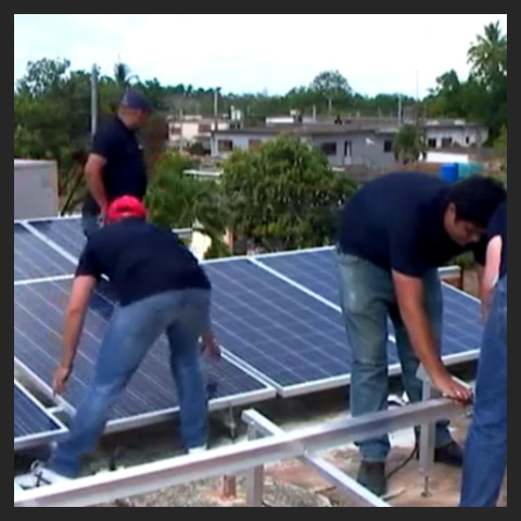 Paneles solares en la emisora Radio Jaruco de Cuba